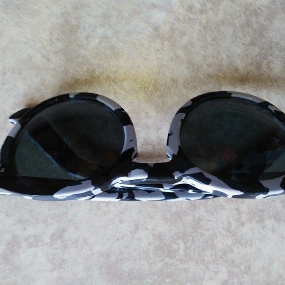Illesteva Sunglasses! NOT FOR SALE! - Picture 4 of 4